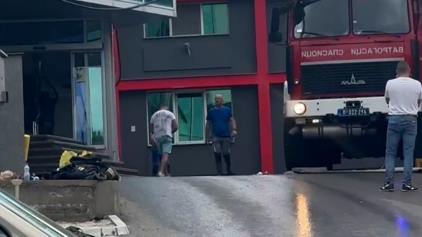 Dečko Jovane Jeremić pognute glave_MM_01.jpg