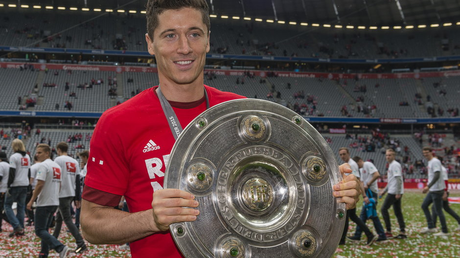 Robert Lewandowski z paterą za mistrzostwo Niemiec na koniec sezonu 2014/2015