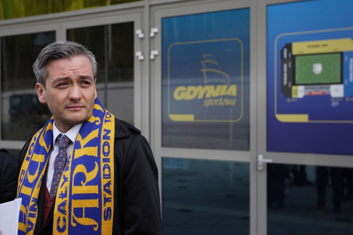 Robert Biedroń w szaliku Arki Gdynia