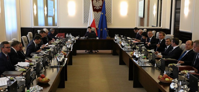 Opinie Polaków o rządzie Beaty Szydło najlepsze od początku jego funkcjonowania. SONDAŻ CBOS