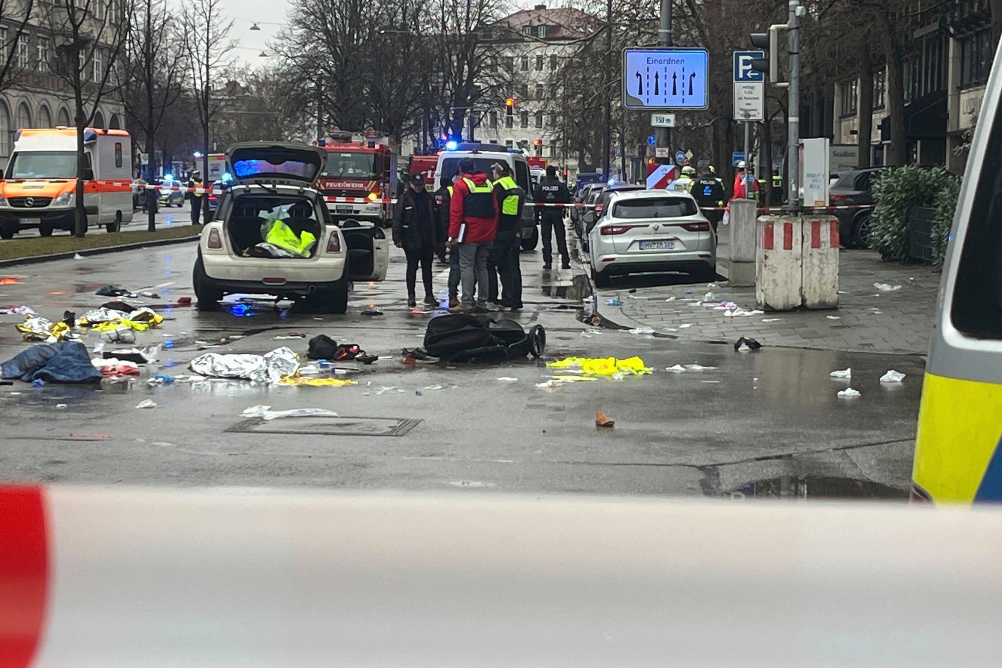 V Mníchove vrazilo do davu ľudí auto.