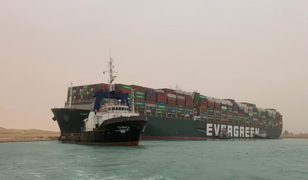 Brod zaglavljen u Sueckom kanalu