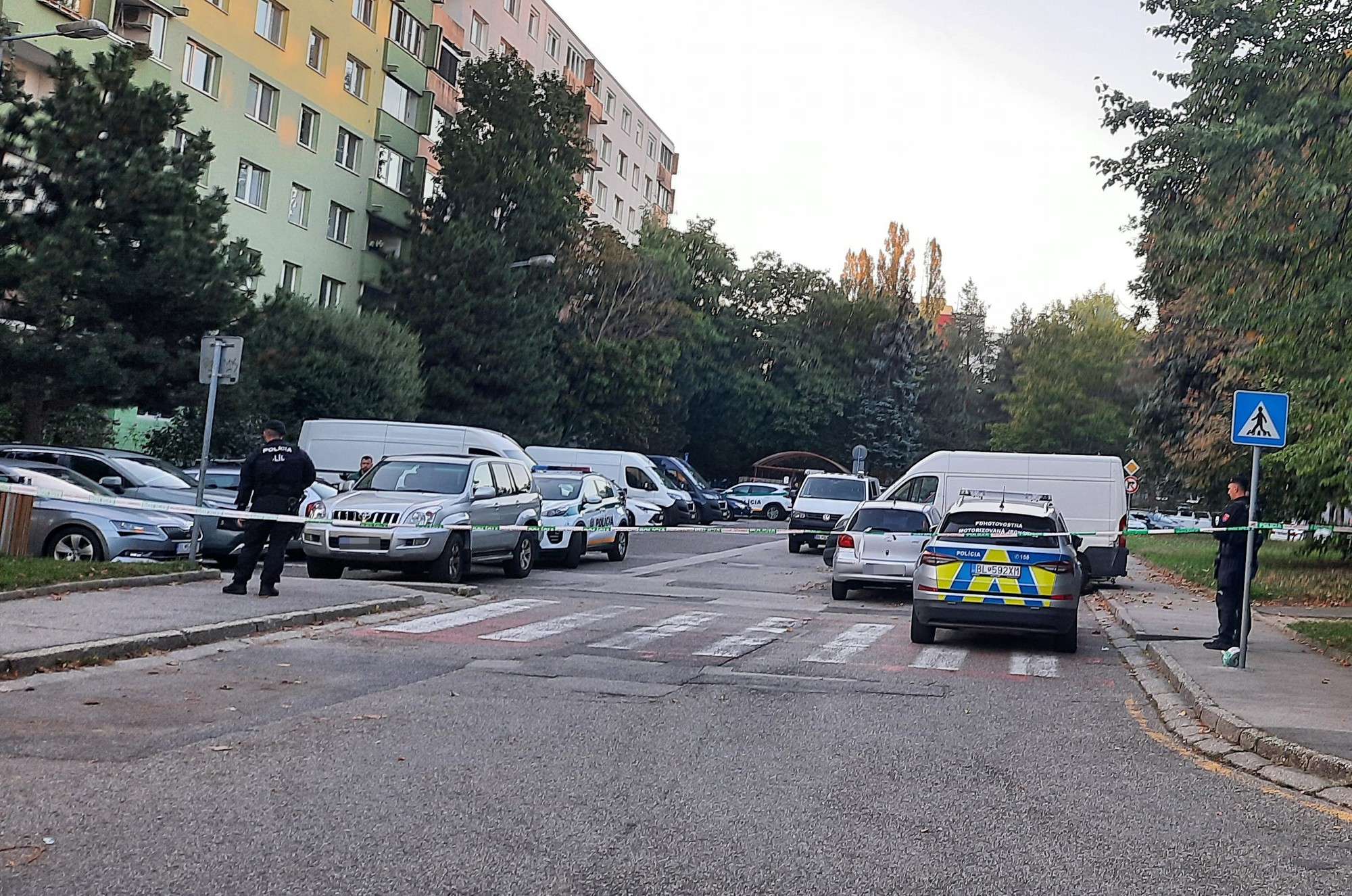 Nočná streľba v bratislavskej Dúbravke si vyžiadala jeden život.