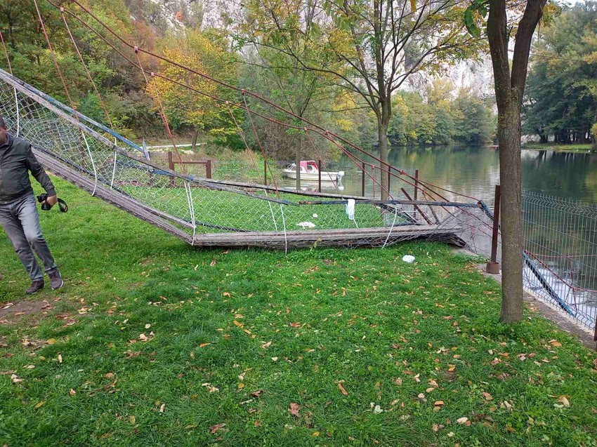 Ostaci visećeg mosta u Ovčar banji