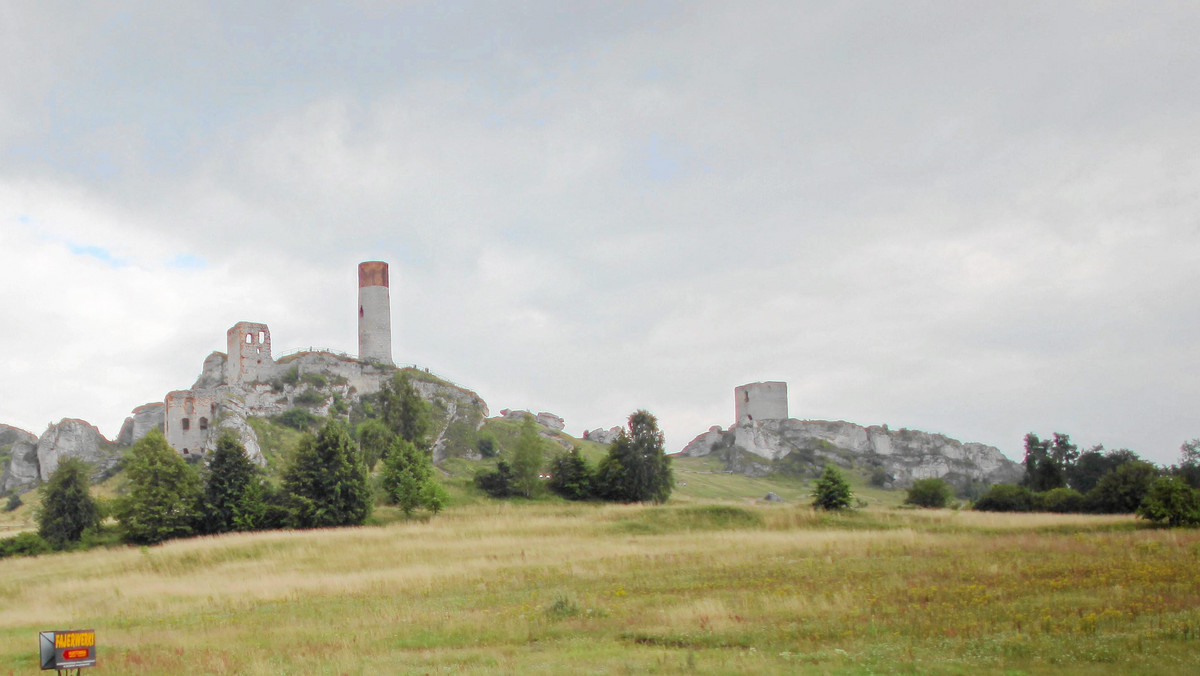 Ślady trzech filarów mostu, zarys wieży bramnej oraz dolną kondygnację baszty studziennej zamku w Olsztynie koło Częstochowy odsłonili archeolodzy. Dzięki tegorocznym badaniom więcej wiadomo o wyglądzie warowni w czasach jej świetności.