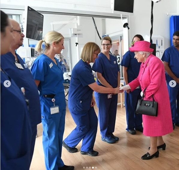 Królowa Elżbieta II na spotkaniu z pracownikami służby zdrowia
