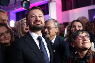 Wybory w Krakowie: faworyci szli łeb w łeb