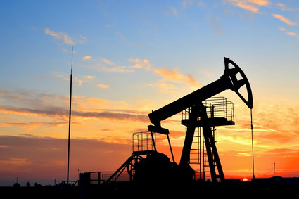 Rozgrzany rynek ropy naftowej. Ceny przebiły ważny poziom, ale to może nie być koniec
