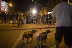 Godzina policyjna w Baltimore: W stronę policji i tak poleciały kamienie i butelki