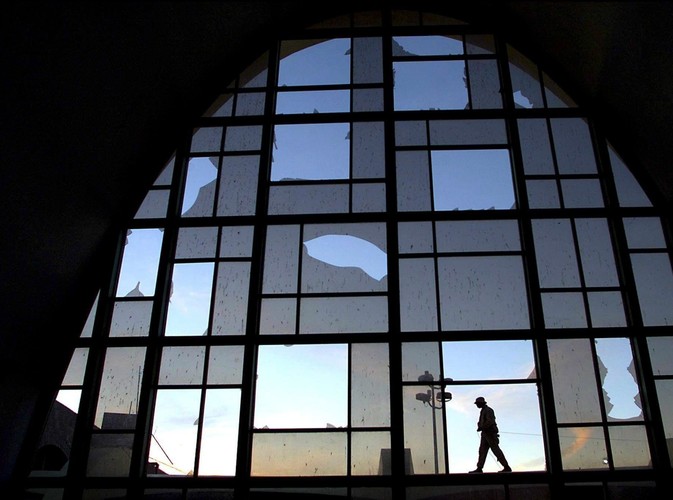 17 grudnia 2001, żołnierz amerykański na dachu lotniska w Kandaharze