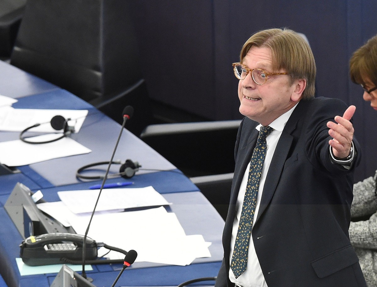 Europoseł Guy Verhofstadt podczas debaty o sytuacji w Polsce