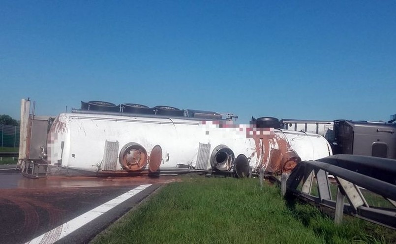 Autostrada A2 zablokwana po wypadku ciężarówki z czekoladą