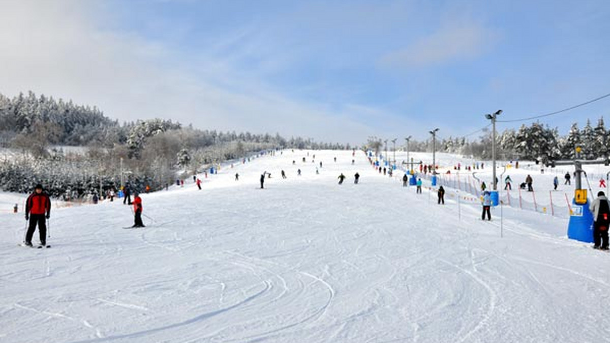 Bardzo dobre warunki narciarskie utrzymują się od kilku tygodni w województwie świętokrzyskim. Czynne są wyciągi w sześciu ośrodkach, na trasach leży od 70 do 130 centymetrów śniegu.