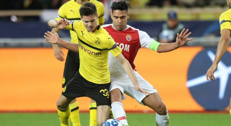 Germany midfielder Julian Weigl, 23, is set to stay with Borussia Dortmund, despite reported interest from Paris Saint-Germain and his former coach Thomas Tuchel, the Bundesliga leaders have said.