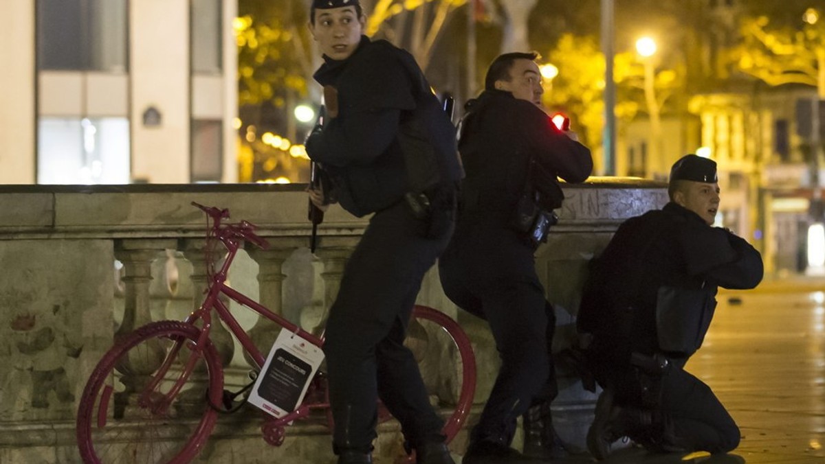 Prezydent Francji François Hollande ogłosił stan wojny. Premier Ewa Kopacz najwyraźniej chce nas w nią wplątać. - Walka z terroryzmem powinna być priorytetem i powinniśmy w tym czynnie uczestniczyć - oświadczyła bowiem wczoraj. Co mamy do wojny, którą Francja prowadzi m.in. ze swoimi własnymi obywatelami?