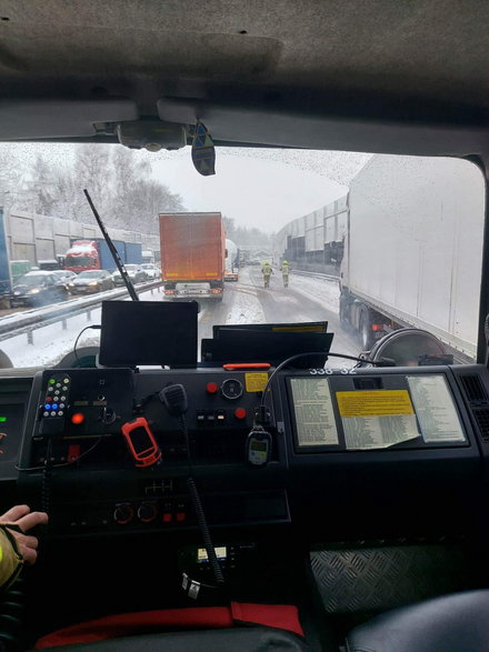Problemy ciężarówek na DK-1 w Czechowicach-Dziedzicach - 12.12.2022 - autor: Nadesłane przez czytelników; OSP Dziedzice