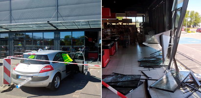 Wypadek w Mielnie. Samochód wjechał w supermarket. Są ranni