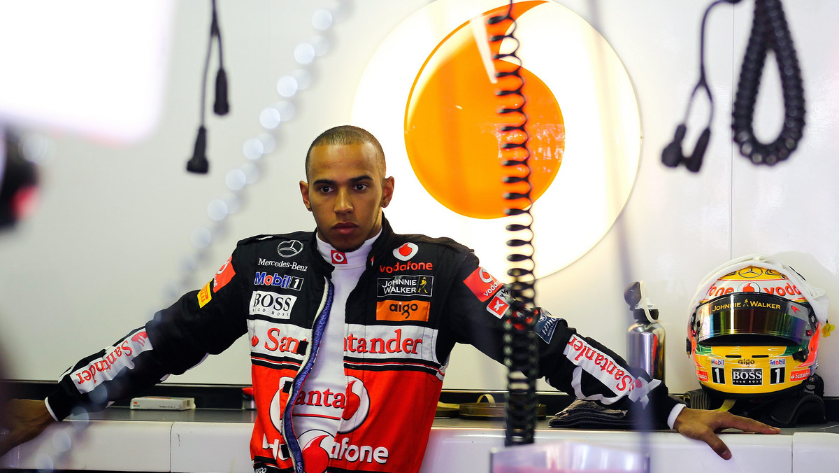 Lewis Hamilton z McLarena został karnie przesunięty na dziewiąte miejsce startowe przed wyścigiem Formuły 1 o Grand Prix Monako na torze w Monte Carlo.