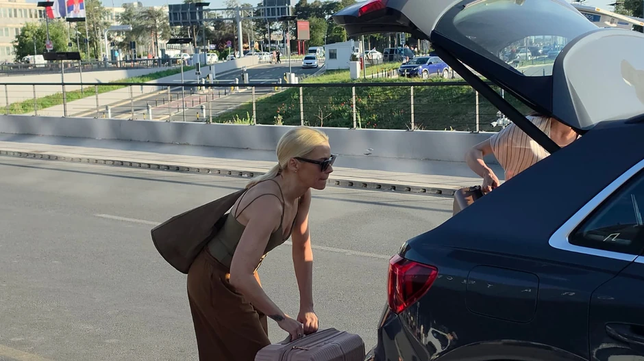 Nataša Bekvalac bez brushaltera na aerodromu 