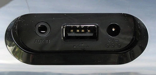 Z tyłu obudowy Fidelio AS351 znajduje się gniazdo USB, gniazdo zasilania oraz wejście liniowe audio stereo w formacie minijack