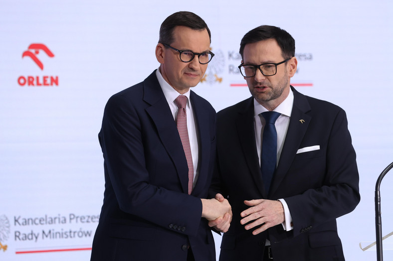 Premier Mateusz Morawiecki i prezes PKN Orlen Daniel Obajtek podczas konferencji prasowej