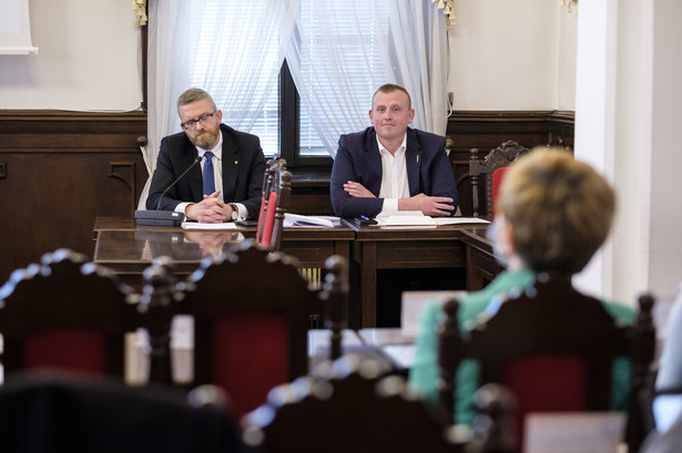 Grzegorz Braun podczas nadzwyczajnej sesja rady miasta w Rzeszowie