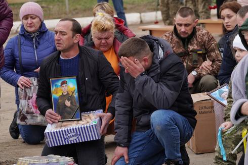 Uroczystość upamiętnienia ukraińskich żołnierzy, poległych przed rokiem podczas rosyjskiego ostrzału rakietowego w Mikołajowie / fot. Alena Solomonova, PAP.