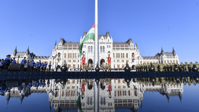 Már lobog a magyar zászló a Kossuth téren: ilyen programok közül válogathatunk a nemzeti ünnepen