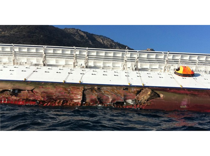 Dramat statku wycieczkowego rozegrał się późnym wieczorem w piątek. „Costa Concordia”, na pokładzie której znajdowało się ponad 4200 osób, uderzyła w podmorskie skały i osiadła na mieliźnie na boku, nabierając wody