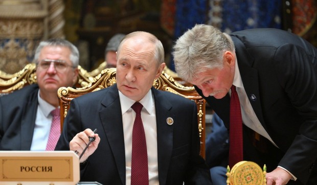Vladimir Putin i Dmitrij Peskov