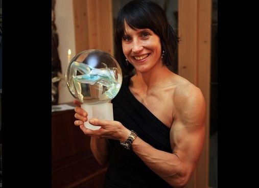 Marit Bjoergen w 'małej czarnej' zaprezentował swoje wielkie bicepsy