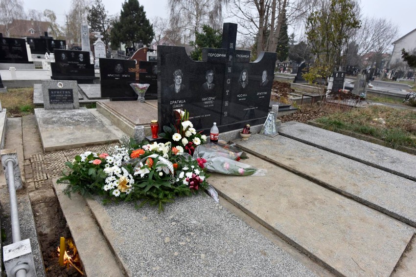 Cveće na grobu učiteljice Dragice