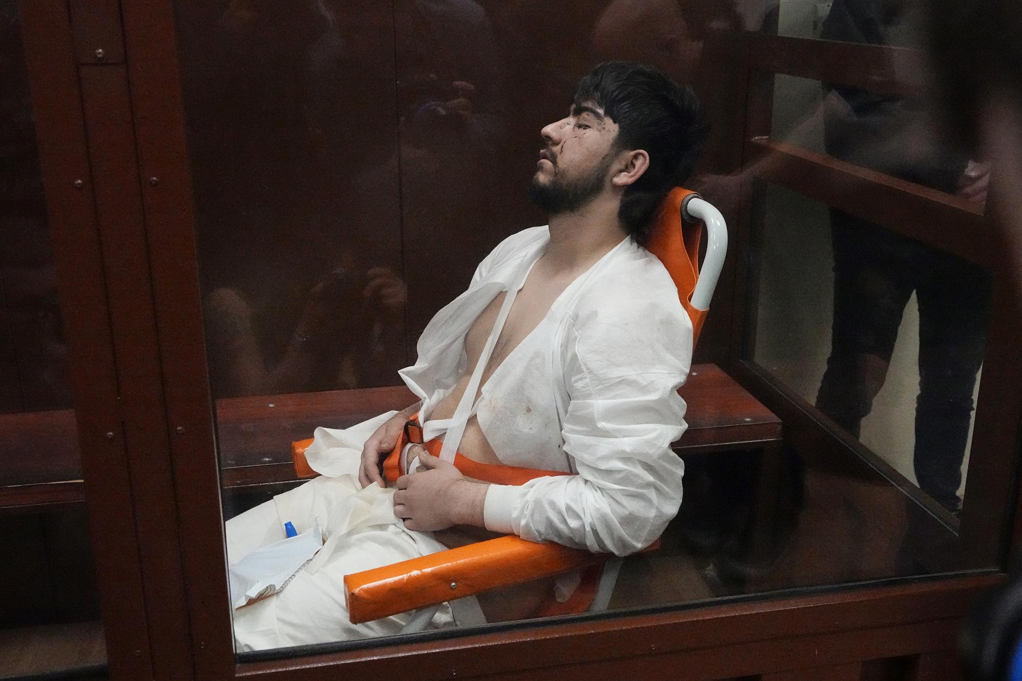 Na snímke podozrivý z útoku v koncertnej sále na predmestí Moskvy Muchammadsobir Faizov sedí v súdnej sieni v Moskve 24. marca 2024.