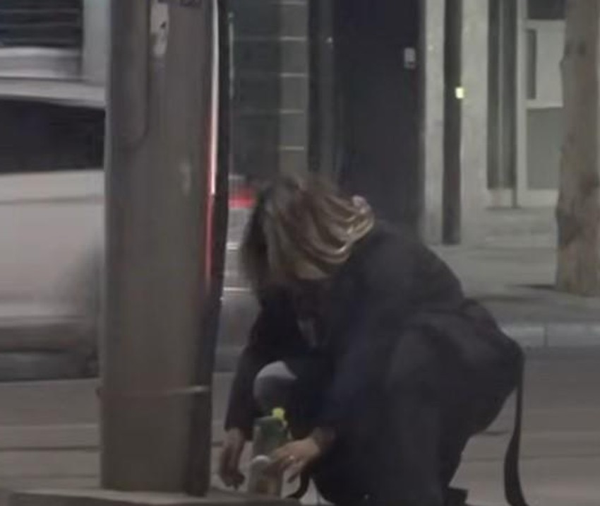 Ana Nikolić na tramvajskim šinama