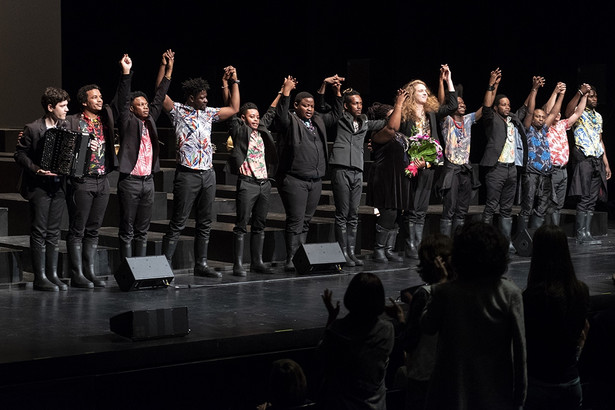 Nagrodzone Grand Prix „Requiem da L.” belgijskiej grupy les ballets C de la B to poruszające, imponujące muzycznym rozmachem i maestrią wykonania przedstawienie. W spektaklu 14 muzyków z Afryki (głównie z Konga) oraz z Europy spotkało się wokół największego i nieukończonego dzieła Mozarta, uzupełniając fragmenty napisane oryginalnie przez kompozytora o motywy jazzowe, rdzenną muzykę afrykańską czy też improwizacje. Nagrodzony spektakl za pomocą muzyki i obrazu mówi o odchodzeniu i pokazuje, że graniczne, najważniejsze doświadczenia są niezmienne w czasie i wspólne przedstawicielom różnych kultur. Fot. Wojtek Szabelski