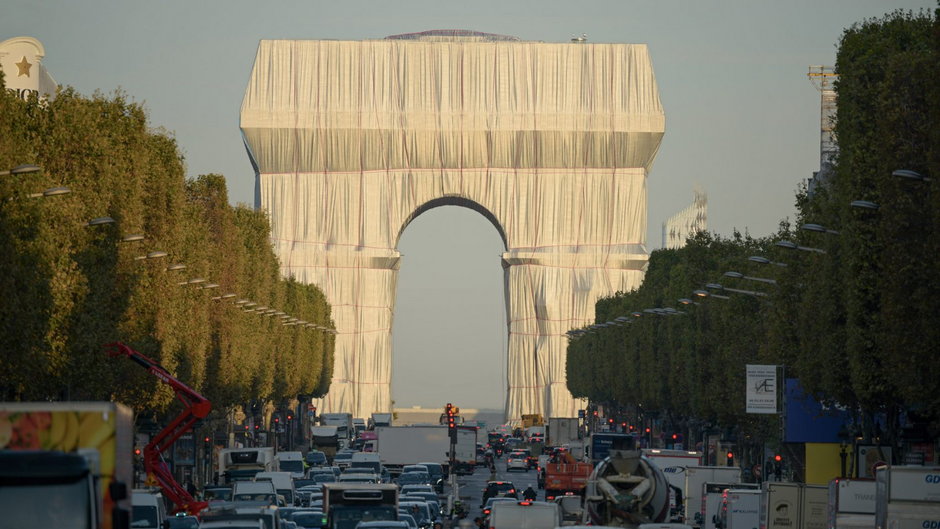 Łuk triumfalny w Paryżu owinięty folią. "To nie remont, to instalacja artystyczna"