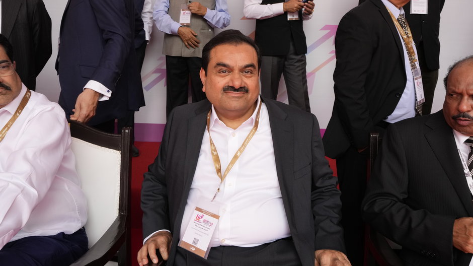 Gautam Adani, najbogatszy obywatel Indii. Jego kariera – od pucybuta do milionera – odpowiada w Indiach na społeczne zapotrzebowanie na mit o sukcesie stworzonym własną pracą.