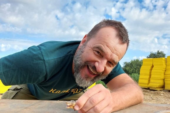 (FOTO) DRŽI ZMIJU U RUCI Nenad Jezdić pokazao imanje u selu kod Valjeva na kom proizvodi rakiju: "Od prirode smo uzimali najbolje"