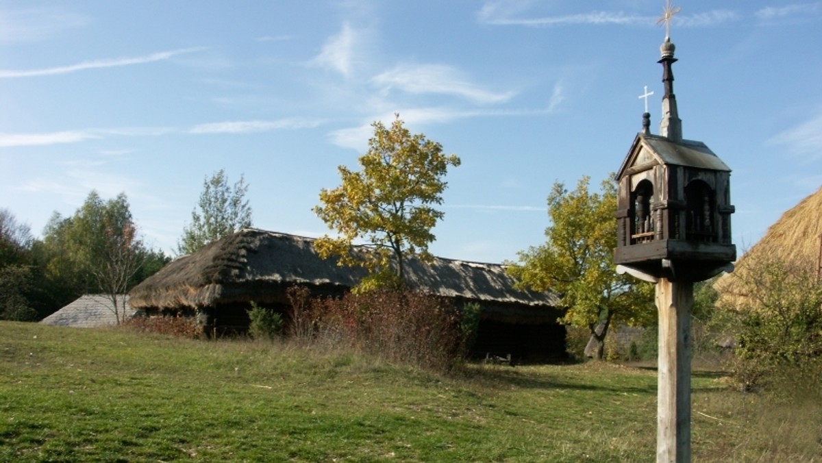 Urządzenie ścieżek edukacyjnych o charakterze integracyjnym w Parku Etnograficznym w Tokarni zapowiada Muzeum Wsi Kieleckiej. Projekt "Skansen na dłoni" umożliwi prowadzenie warsztatów dla 10-osobowych grup dzieci z dysfunkcjami wzroku oraz dla ich rówieśników.