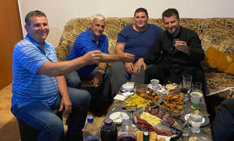 Otac Nikola Radović u poseti porodici M.K. za Bajram FOTO: BARinfo