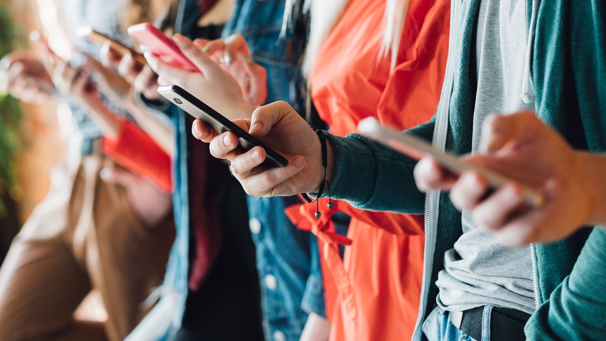 SMS a MMS bude možné posielať aj mimo mobilných sietí