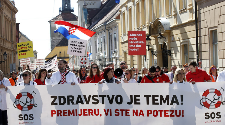  A horvát fővárosban, Zágrábban vonultak az utcára a tüntető orvosok /Fotó: MTI EPA ANTONIO BAT