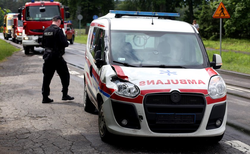 Tragiczny wypadek z udziałem karetki pogotowia koło Chojnic