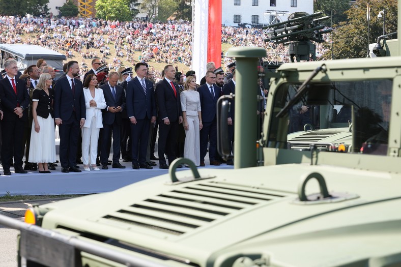 Warszawa, 15.08.2025. Defilada wojskowa na warszawskiej Wisłostradzie, w ramach obchodów Święta Wojska Polskiego, 15 bm. Tegoroczna defilada wojskowa odbywa się pod hasłem „Dziękujemy za Waszą służbę”. (mr) PAP/Rafał Guz
