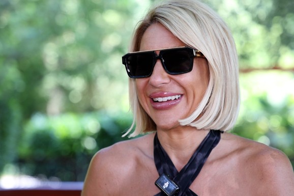 GORI ASFALT! ULTRA KRATAK ŠORTS, A NA GRUDIMA CVEĆE! Jovana 