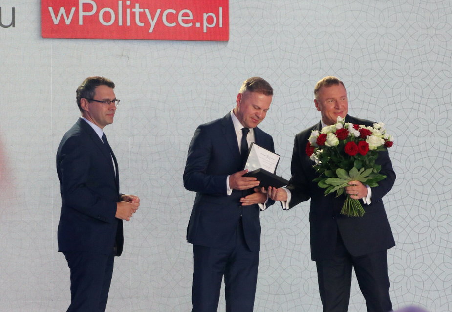 Jacek Kurski laureatem Biało-Czerwonych Róż portalu wPolityce.pl. Jego wystąpieniu przysłuchiwał się Jarosław Kaczyński (07. 06. 2022).