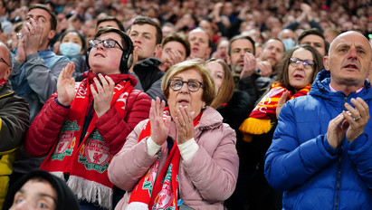 Szívszorító: a rivális Liverpool szurkolói a gyermekét gyászoló Cristiano Ronaldót éltették
