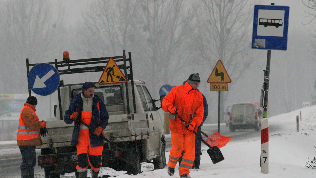 Obfite opady śniegu i fatalne warunki na drogach