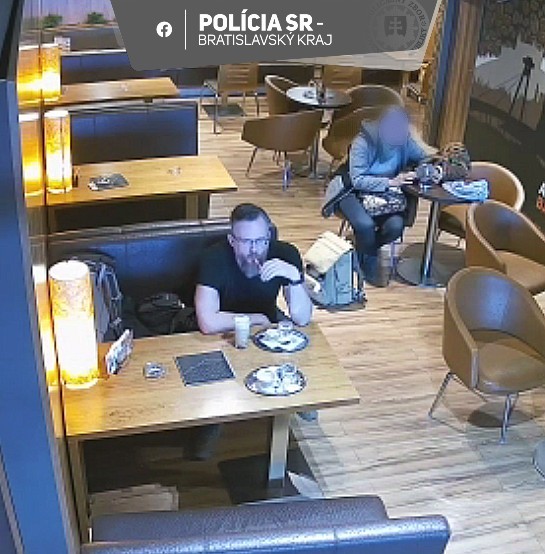 Vykonaným šetrením bolo zistené, že peňaženku z podlahy vzal neznámy muž, ktorý s ňou následne z priestorov baru odišiel.