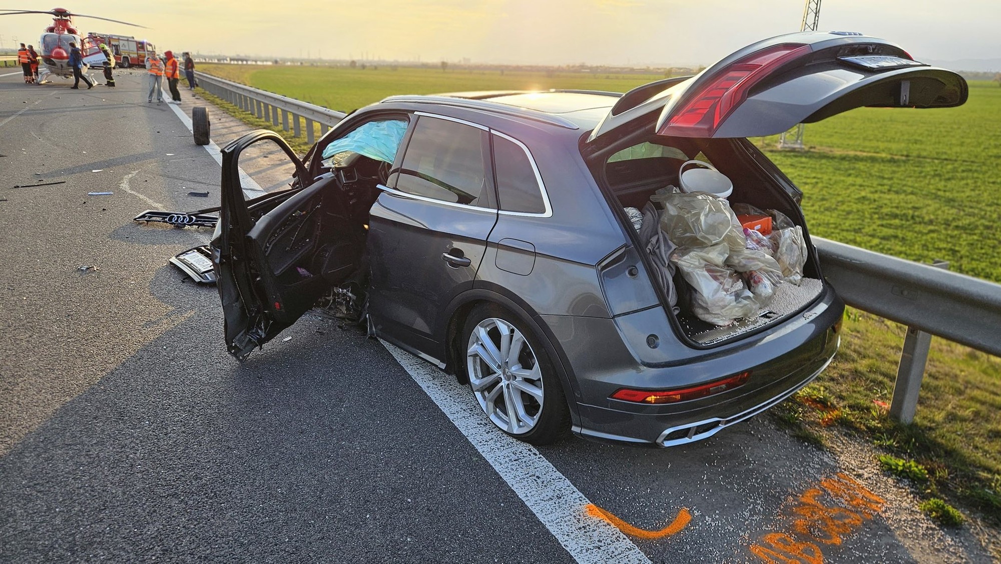 Vážnej dopravná nehoda troch osobných motorových vozidiel.